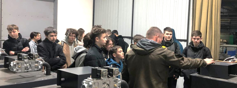 Восьмиклассники на заводе «Ирбис»